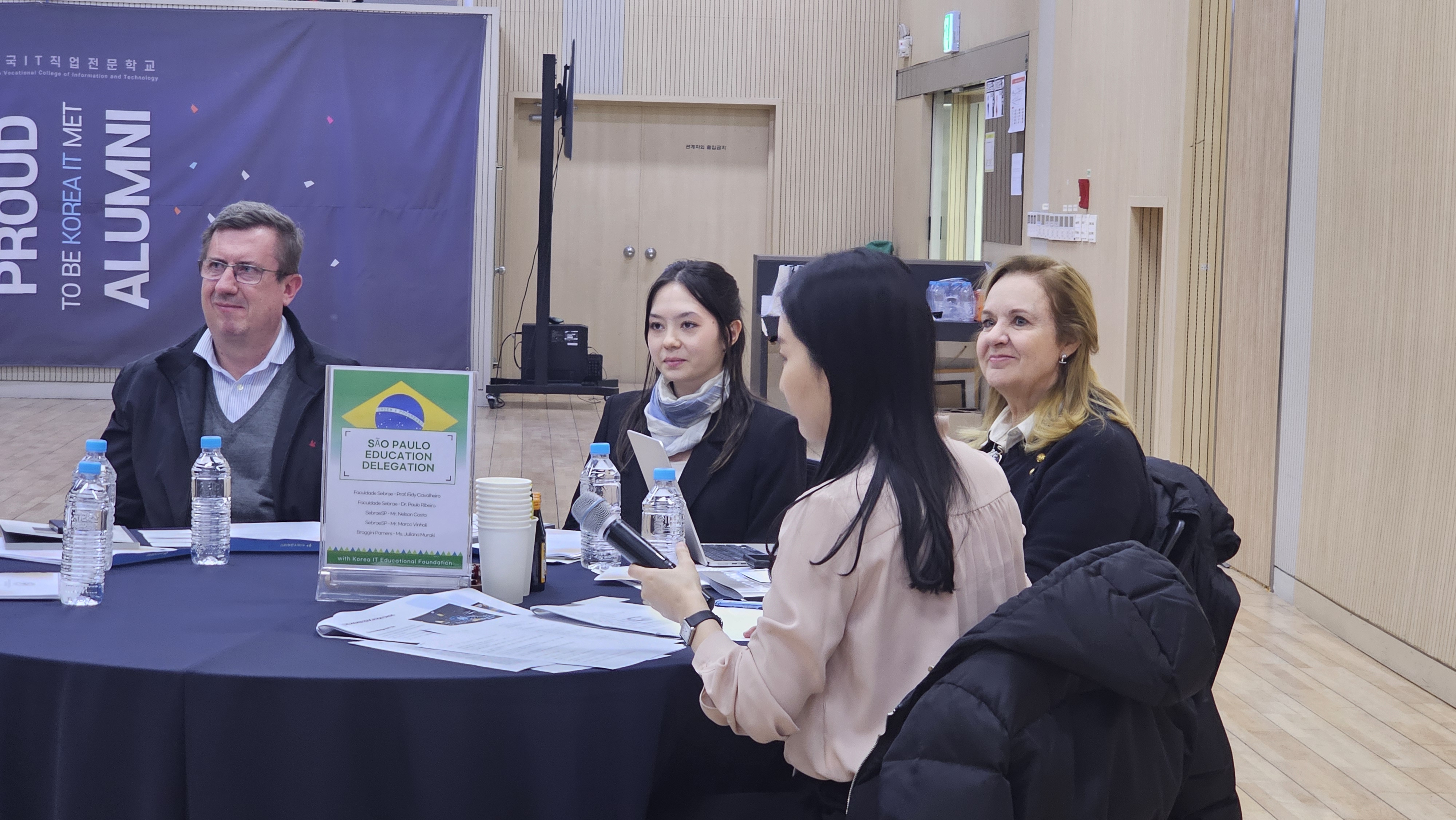 브라질 상파울루 교육사절단이 IT 세미나에 참석한 모습