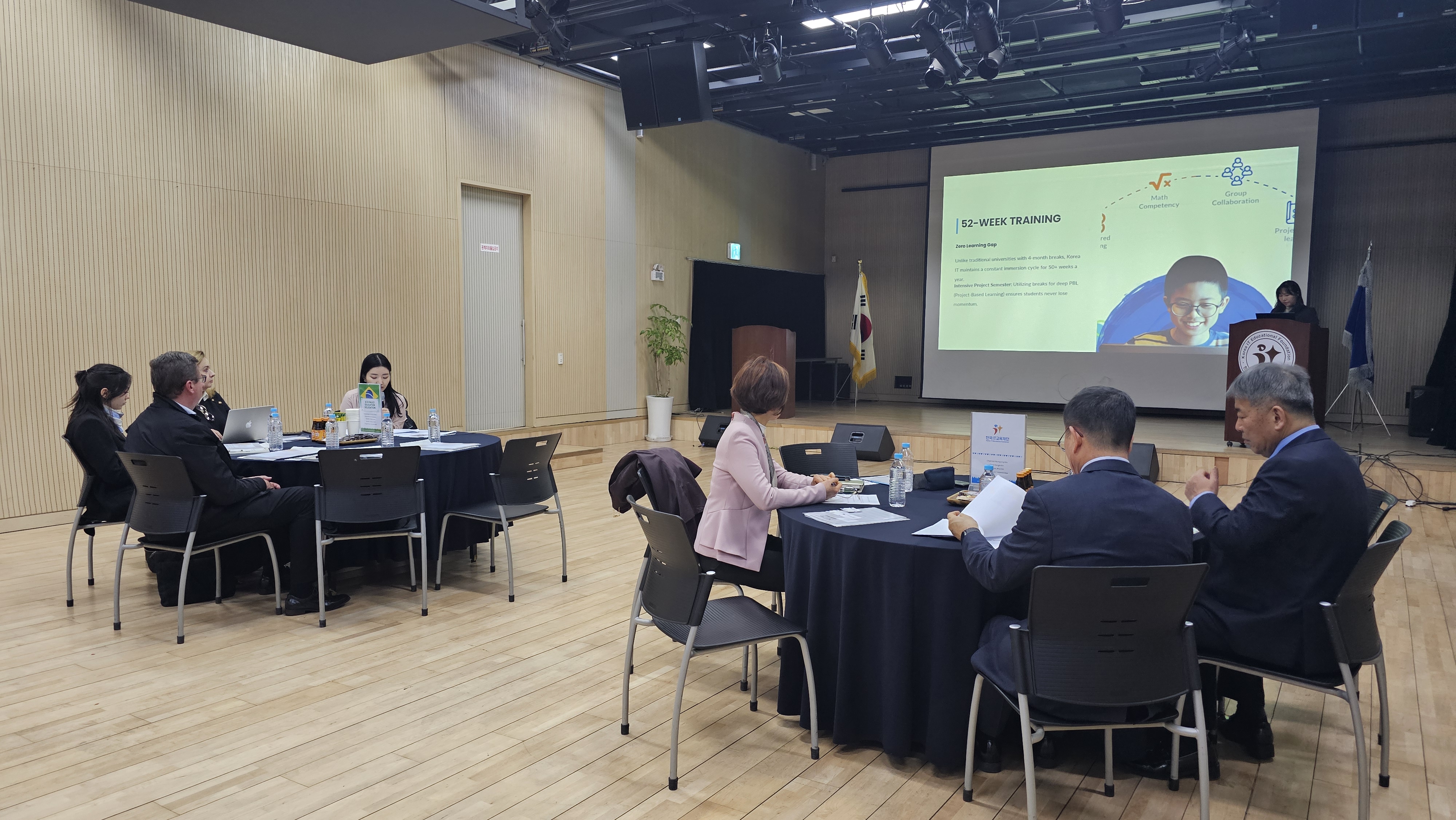 한아전 IT 교육 세미나에서 한아전의 교육 방식과 커리큘럼을 살펴보는 시간을 가지는 브라질 상파울루 교육사절단